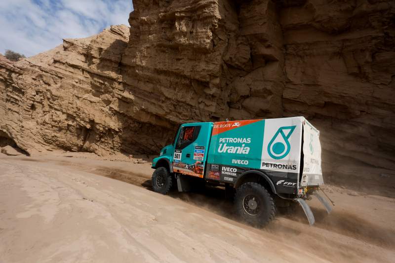 Illustration for article titled Red Bull Wins Battle In The Atacama Desert To Take Dakar Lead